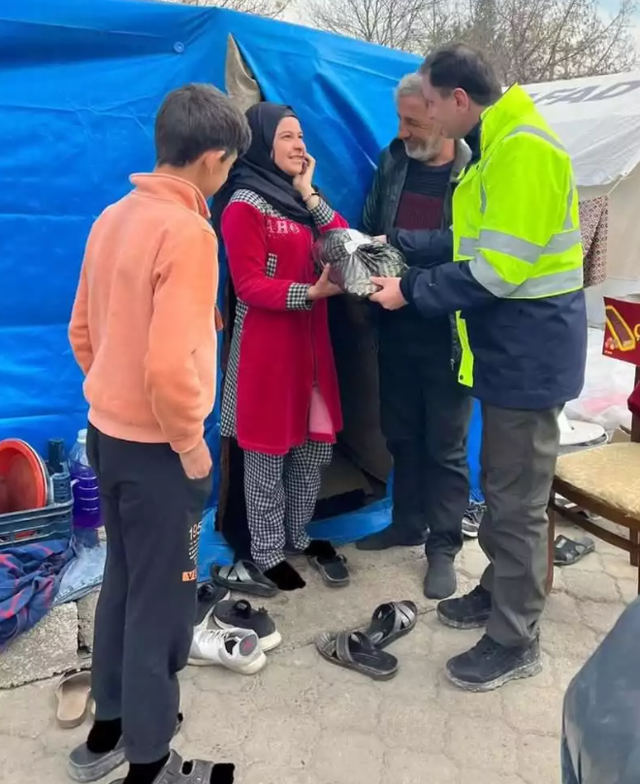 Depremzede çocuklara shop ile "çorap" giydirdi! Yahya Çınkıl'dan açıklama - Resim: 3