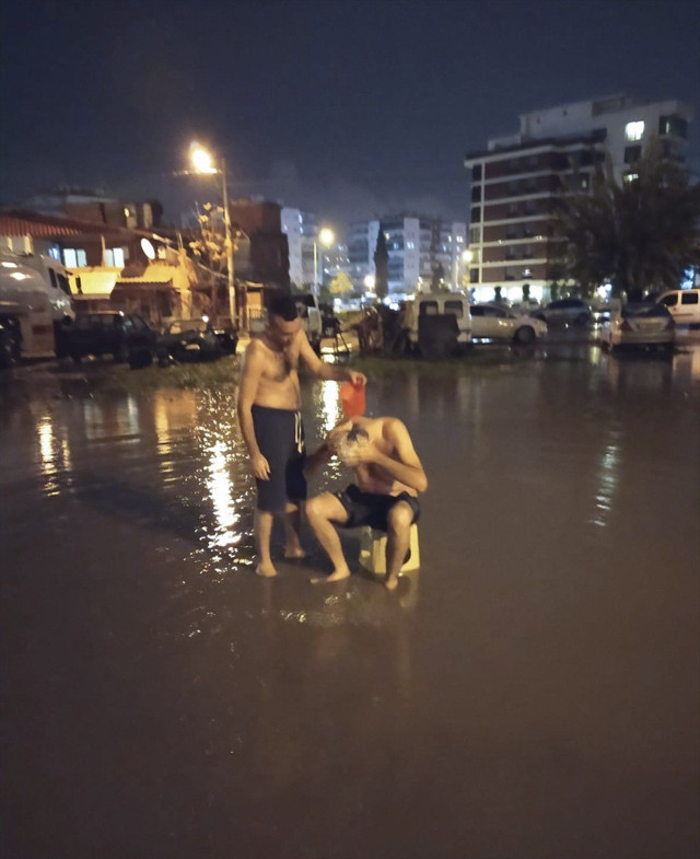 İzmir'de sular kesildi! Vatandaş sokakta yağmur suyunda yıkandı - Resim: 0
