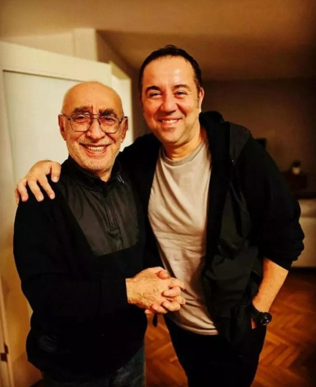 Ata Demirer'in asansör pozu olay oldu! Ayna karşısında "Narsist kız pozu" diyerek böyle tiye aldı! - Resim: 2