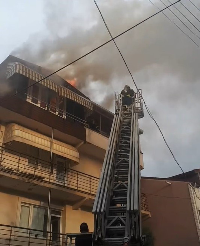 Kocaeli'de korkutan yangın! Çatıda çıktı, daireye sıçradı: Mahalleli sokağa döküldü! - Resim: 4