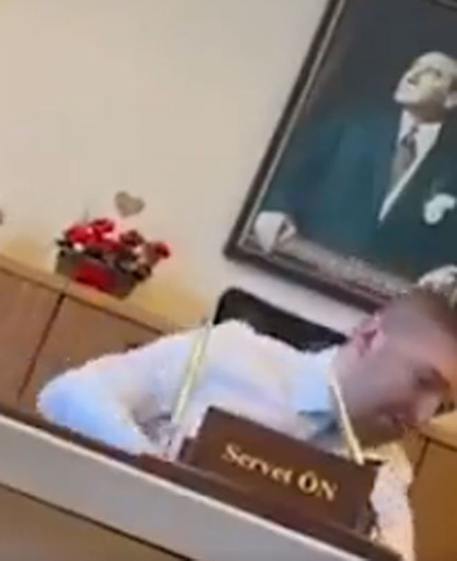 Rüşvet alırken kameraya yakalandı! Belediye skandal olay sonrası o müdürü kovdu - Resim: 1