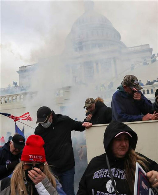 ABD'de sivil darbe girişimi! Kongre binası basıldı 4 kişi öldü ABD Başkanı Trump azlediliyor - Resim: 2