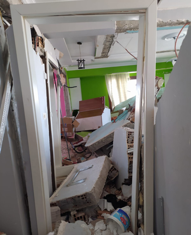 38 gün sonra girdiği ağır hasarlı evinde gözlerine inanamadı gülümseyerek dışarı çıktı - Resim: 1