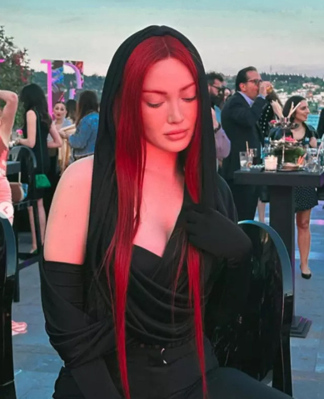 Danla Bilic'in yeni imajı olay oldu! Kırmızı saçları sosyal medyayı salladı: Yorumlar peş peşe geldi! - Resim: 0