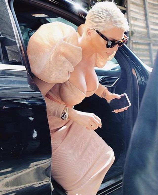 Jelena Karleusa arabadan inerken zor anlar yaşadı - Resim: 1