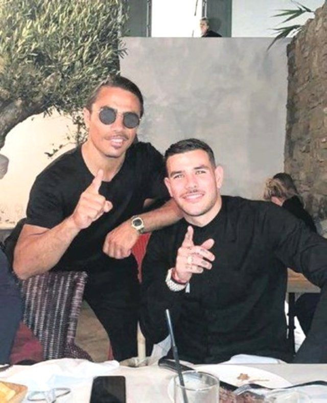 Nusret'in yeni restorantına ünlü akını oldu! Ziyafet çekmenin karşılığı ise dudak uçuklatıyor - Resim: 3