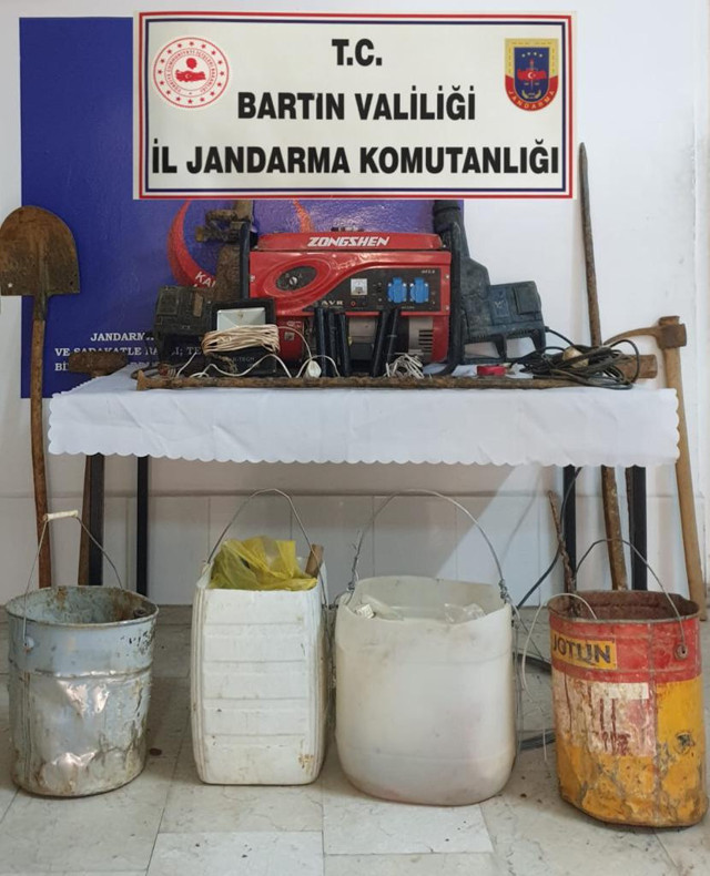 Bartın'da define ararken sosyal mesafe cezasıyla karşılaştılar - Resim: 0