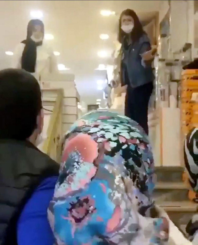 Annesini mağazanın merdivenlerinden iten kız ifadesinde her şeyi anlattı - Resim: 0