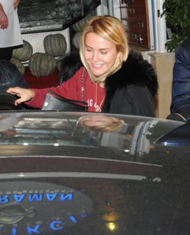 Ece Erken'in hareketli gecesi flaşlar patlayınca mutfak kapısından kaçtı - Resim: 1