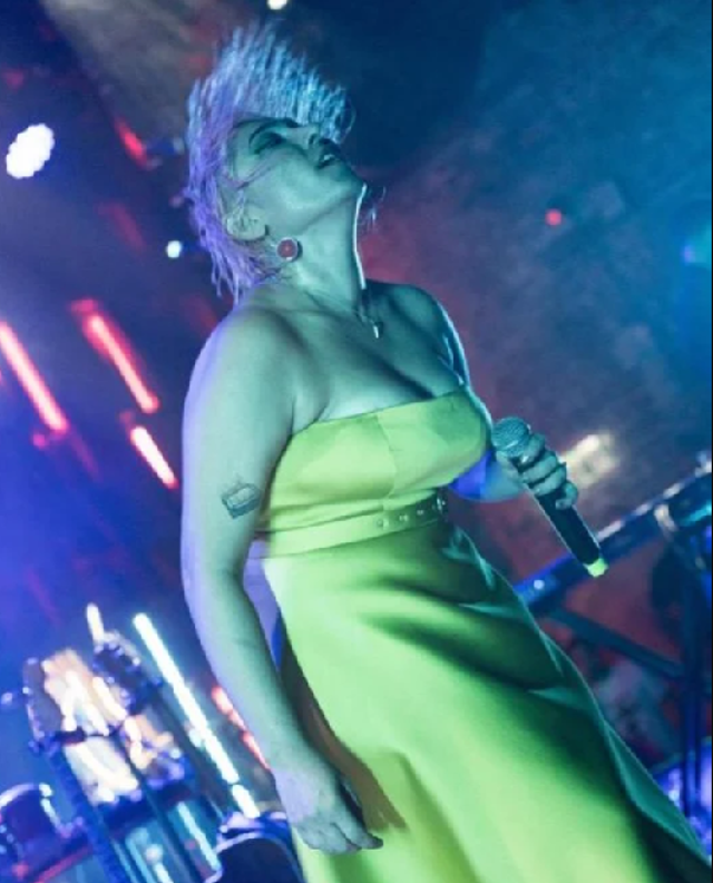 Kalben sahnede kendinden geçti! Dans hareketleri ve dekoltesi sosyal medyada viral oldu: "Bilmiyorum ama 10 kez izledim" - Resim: 2