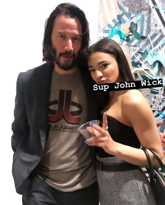 Keanu Reeves'in hayranlarıyla fotoğraf çektirirken dikkat çeken detay - Resim: 4