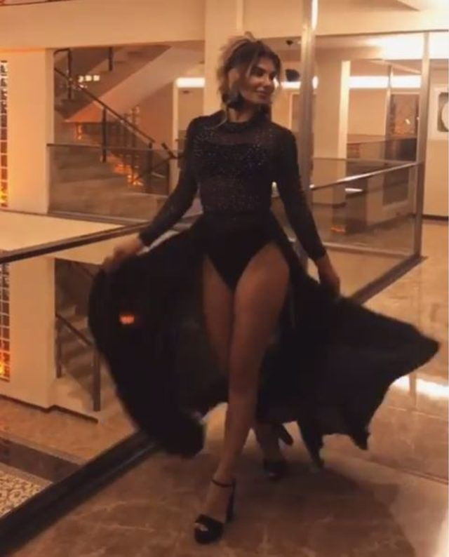 Hatice iyice açıldı sahneye dekolteli transparan elbiseyle çıktı - Resim: 3