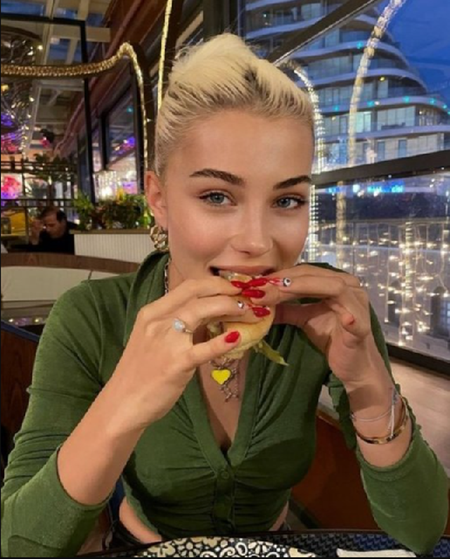 Batuhan Karacakaya'nın sevgilisi güzelliği ile büyüledi! Konserde ilan-ı aşk kervanına onlarda katıldı! - Resim: 3