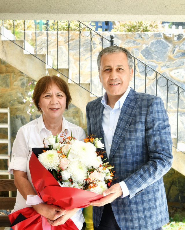 İstanbul Valisi Ali Yerlikaya ilkokul öğretmenini ziyaret etti - Resim: 0