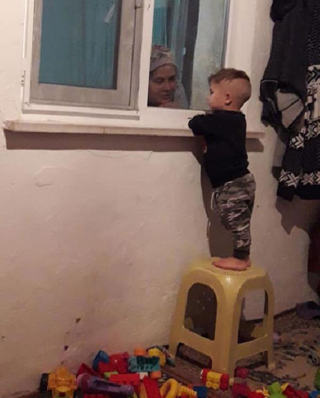 Ordu'da koronavirüsün acı tablosu! Karantinadaki babaannesiyle cam arkasından oynuyor - Resim: 0