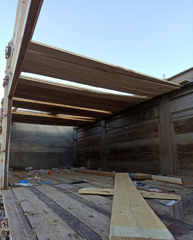 Siirt Valiliği: Göçmenlerin olduğu kamyondan açılan ateşe karşılık verildi, 2 ölü 12 yaralı var - Resim: 0