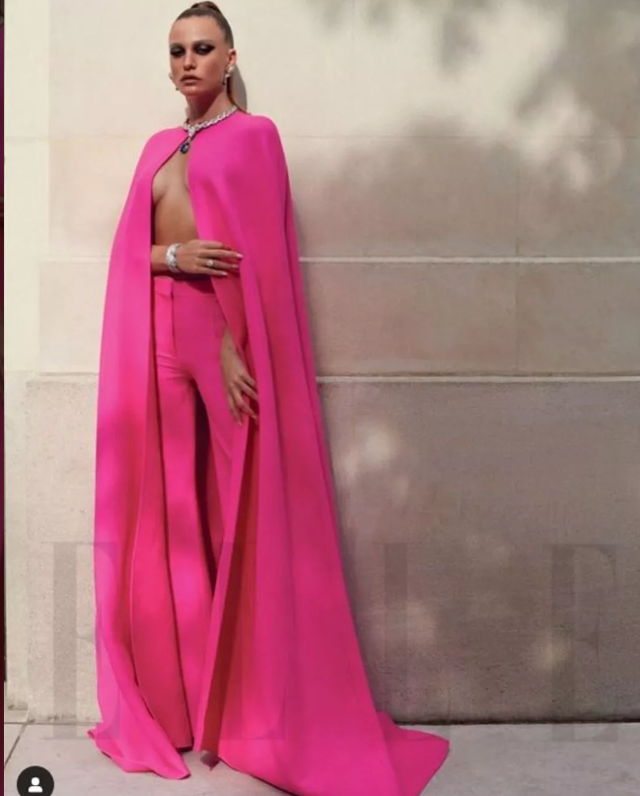 Serenay Sarıkaya pelerini çekti sütyen giymedi tarzıyla olay oldu! - Resim: 0