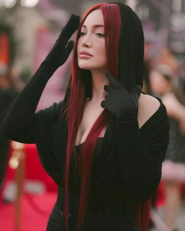 Danla Bilic'in yeni imajı olay oldu! Kırmızı saçları sosyal medyayı salladı: Yorumlar peş peşe geldi! - Resim: 1