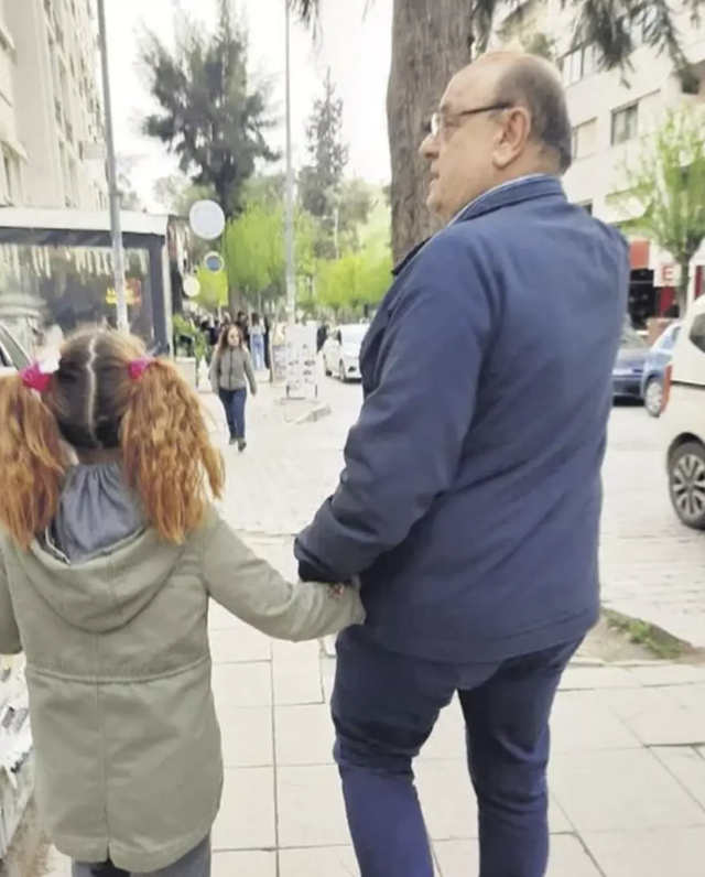 Ünlü iş adamı yasak aşkından olan çocuğunu reddetti! Daireler teklif etse de işe yaramadı - Resim: 1