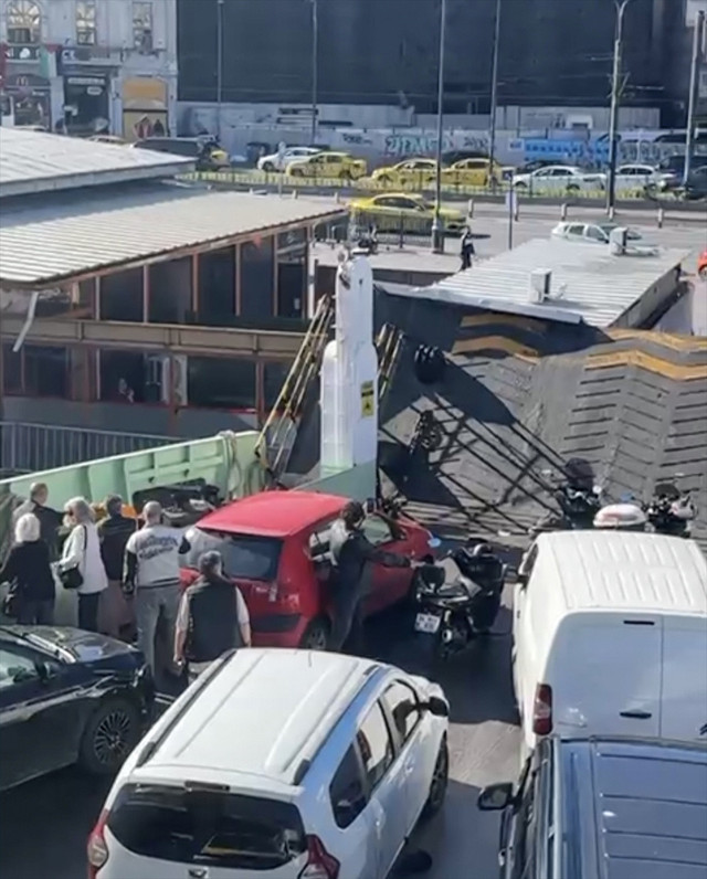 Sirkeci'de arabalı vapur iskeleye çarptı - Resim: 0