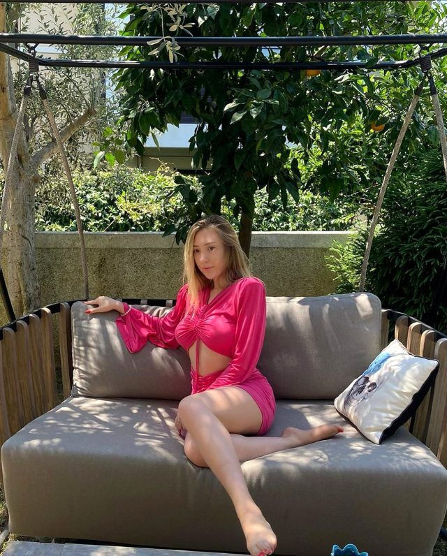 Mehmet Ali Erbil'in kızı Yasmin Erbil bayram pozuyla olay oldu pembe minili paylaşım - Resim: 3