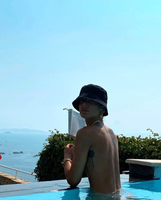 Eliz Sakuçoğlu havuzda üstsüz kitap okuduğu paylaşımla olay oldu - Resim: 2