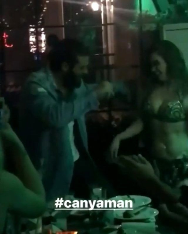 Can Yaman dansözle karşılıklı göbek atıp göğsüne para taktı - Resim: 2