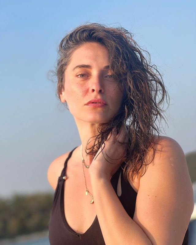 Oyuncu Aslıhan Gürbüz'den "Evlenip iki çocuk yapmalısın" diyen takipçisine sert tepki - Resim: 0