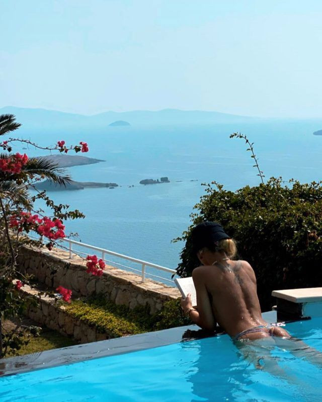 Eliz Sakuçoğlu havuzda üstsüz kitap okuduğu paylaşımla olay oldu - Resim: 1