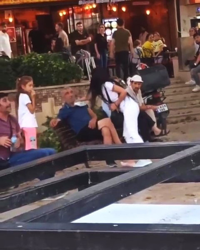 Öfkeli kadın, bir erkeği herkesin içinde defalarca tokatladı! 'Paramı ver' deyip yüzüne tükürdü - Resim: 1