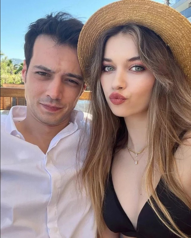 Demet Akalın kaş yapayım derken göz çıkardı! Attığı tweeti sildi, Yalı Çapkını dizisi gerçek oldu - Resim: 0