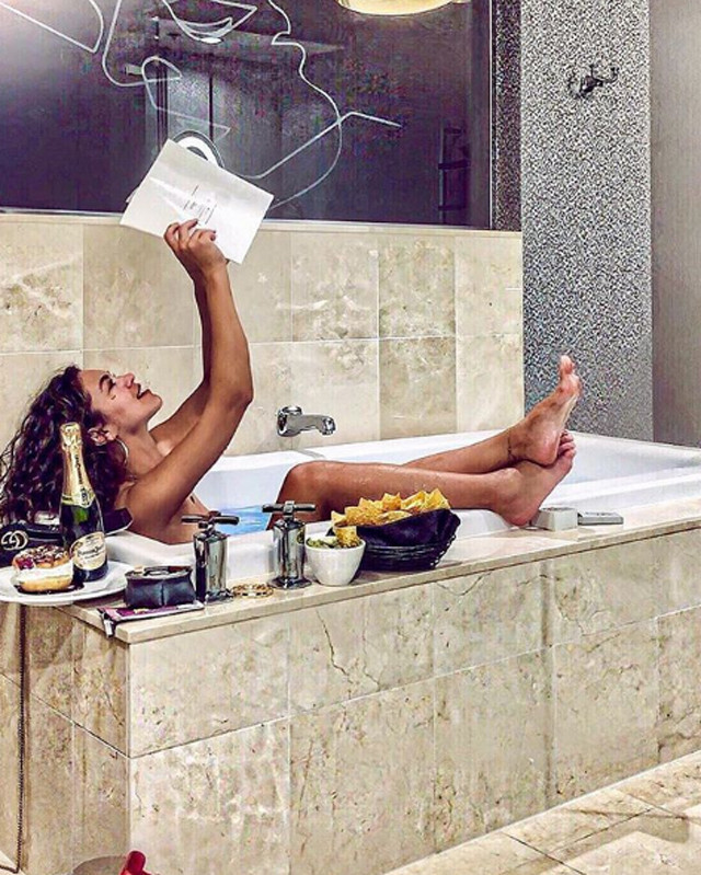 Kısmetse Olur Cansel Çördük'ün yarı çıplak pozları kasıp kavurdu - Resim: 1