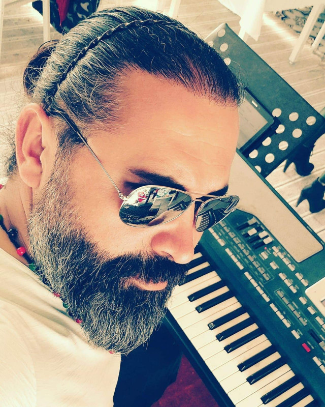 Çanakkale'de otomobili şarampole yuvarlanan müzisyenden acı haber! - Resim: 2