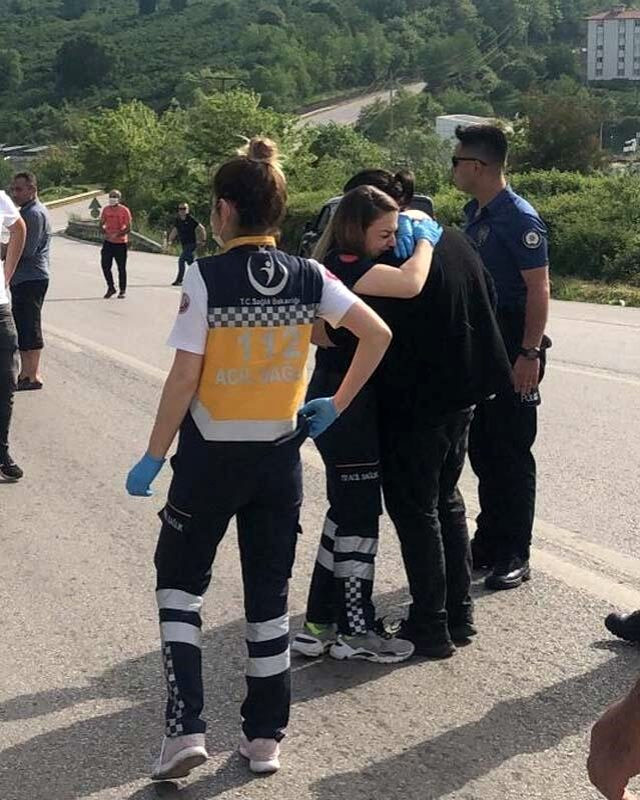 Sağlık personeli yardımına koştuğu kişinin kimliğini öğrenince gözyaşlarını tutamadı - Resim: 0