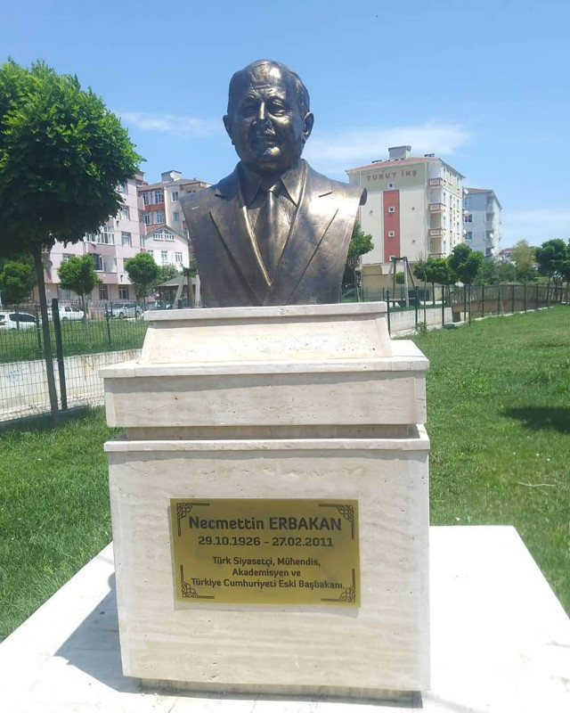 Tekirdağ'daki Necmettin Erbakan'ın büstü olay oldu bakın kim yaptırmış - Resim: 0