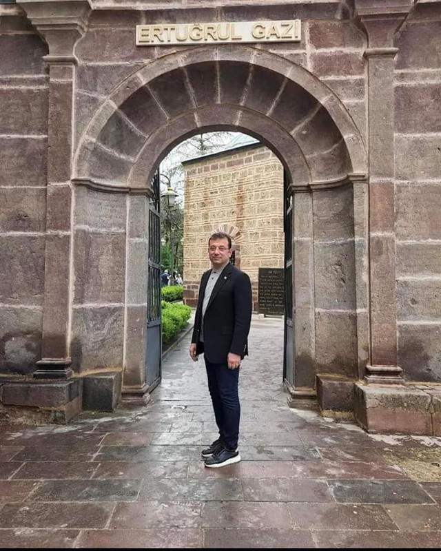 İBB Başkanı İmamoğlu'ndan türbe ziyareti! Eşi Dilek Hanım da yanındaydı - Resim: 1