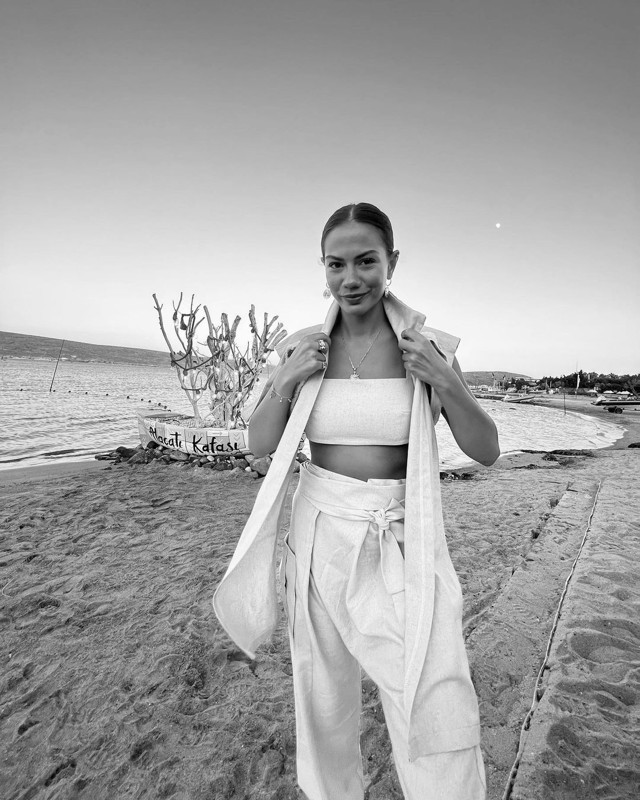 Demet Özdemir'den bakanı çıra gibi yakacak pozlar! Evliliik arifesindeyim demedi bakın ne yaptı - Resim: 2