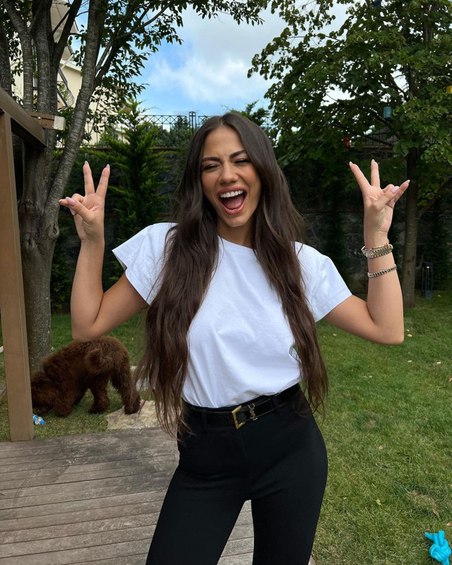 Demet Özdemir'den bakanı çıra gibi yakacak pozlar! Evliliik arifesindeyim demedi bakın ne yaptı - Resim: 1