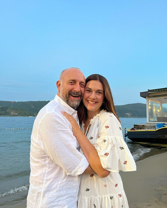 Bergüzar Korel yeni yaşını kutladı: Pastasındaki notlar dikkatlerden kaçmadı! - Resim: 1