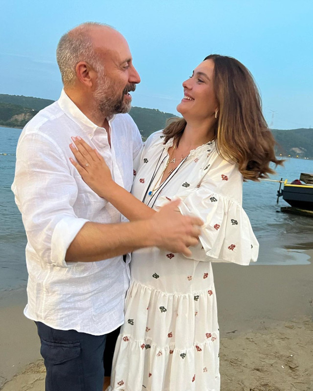 Bergüzar Korel yeni yaşını kutladı: Pastasındaki notlar dikkatlerden kaçmadı! - Resim: 2