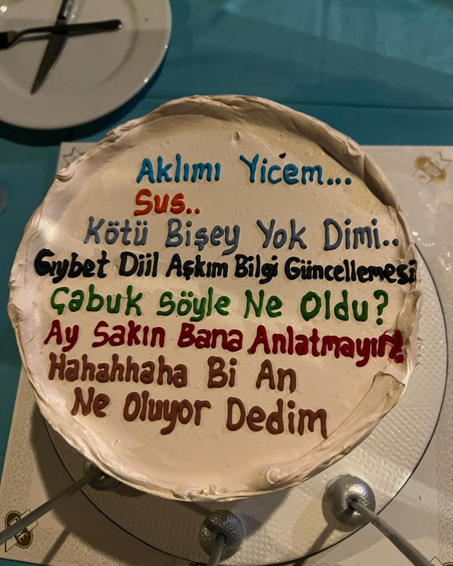 Bergüzar Korel yeni yaşını kutladı: Pastasındaki notlar dikkatlerden kaçmadı! - Resim: 3