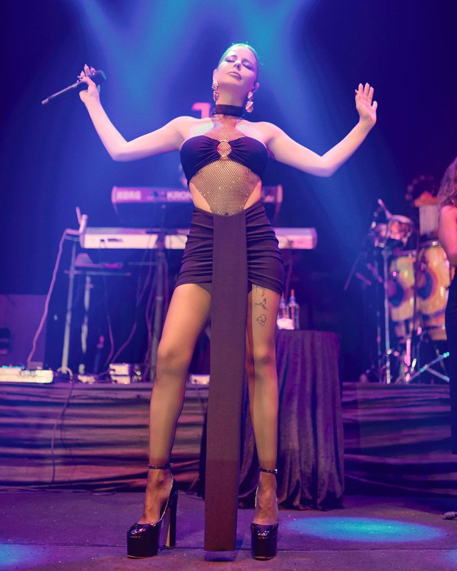 Simge Sağın'ın mini etekli ve transparan paylaşımına flaş yorum: "Gülşen'den sonra seni de ev hapsi bekliyooo" - Resim: 2