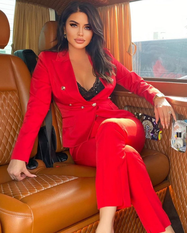 Ebru Polat dekolteli pozunu paylaştı, takipçilerini mest oldu: 'Sen insansan biz neyiz bilmiyorum' - Resim: 0