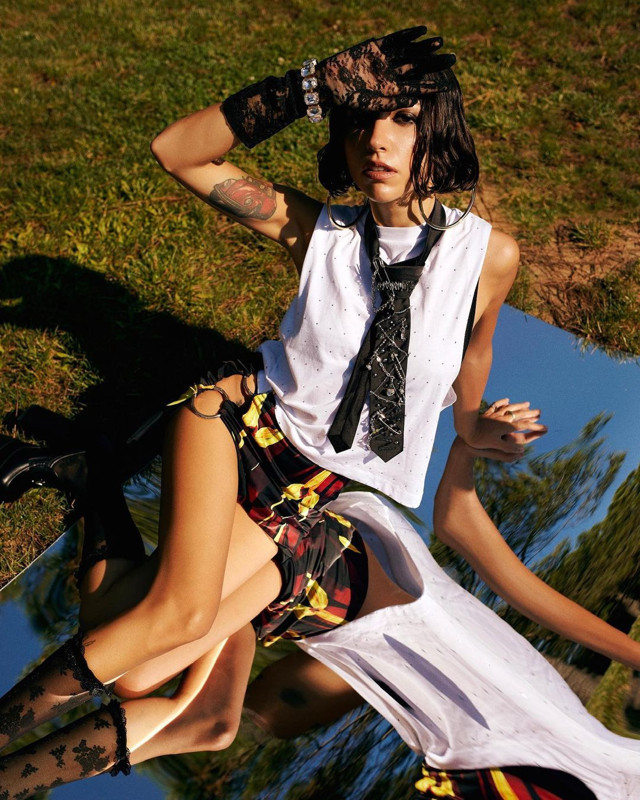 Zeynep Bastık paylaşımlarıyla büyülemeye devam ediyor! İç çamaşırsız pozu olay oldu: "Offff bu ne yaaa" - Resim: 3