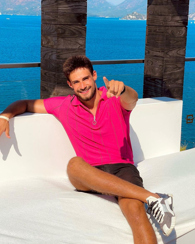 Batuhan Karacakaya'nın sevgilisi güzelliği ile büyüledi! Konserde ilan-ı aşk kervanına onlarda katıldı! - Resim: 1