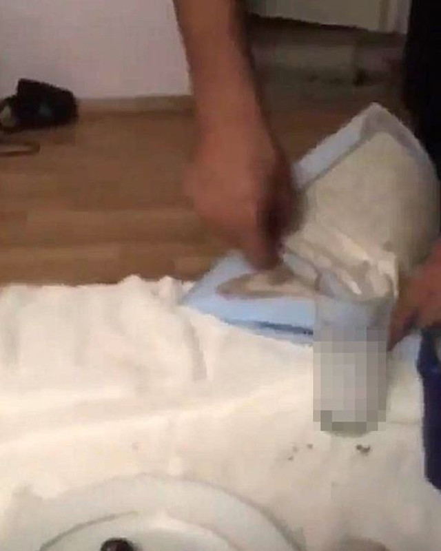 Bu saygısızlığı hayvan yapmaz! İçki masasında Kur'an-ı Kerim'i yırtıp yaktılar - Resim: 1