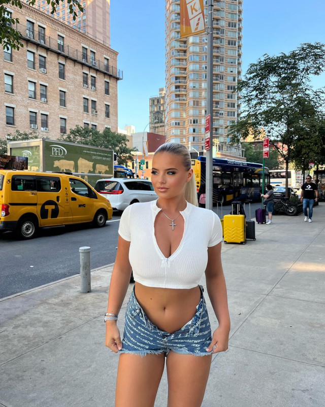 Ünlü fenomenin bu fotoğrafı olay yarattı! Cadde ortasında şortunun fermuarını açıp poz verdi - Resim: 0