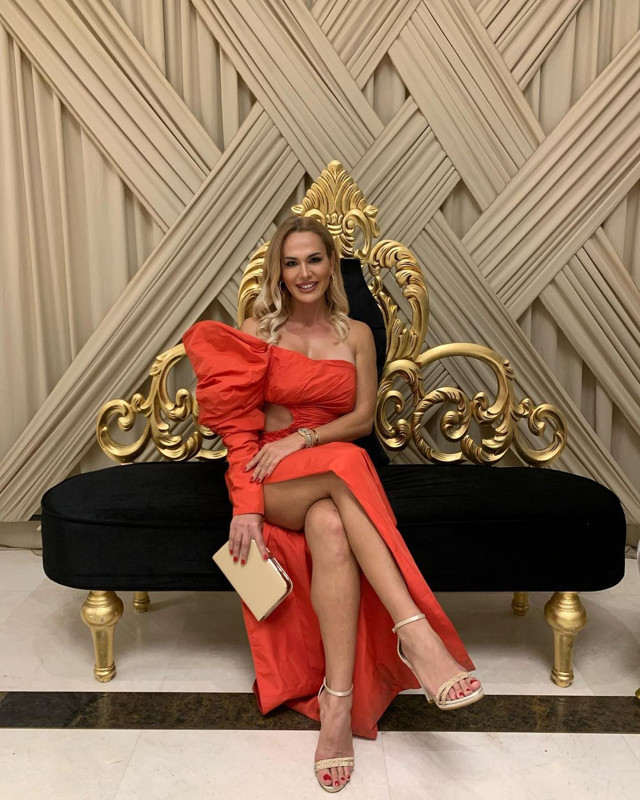 Survivor Nagihan Karadere sınırları aştı! Derin yırtmaçlı pozu olay oldu: "Abartma istersen bizdeki de kalp ama" - Resim: 2