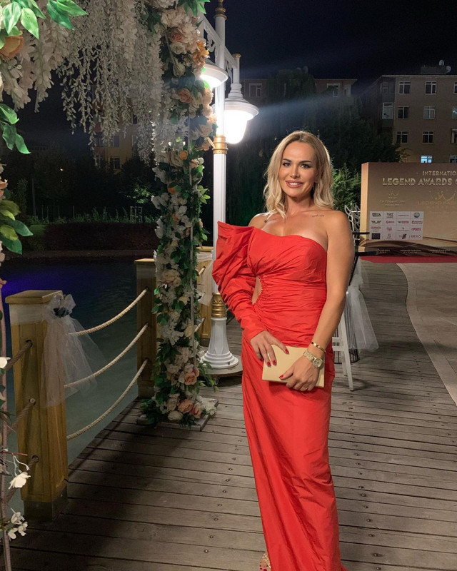 Survivor Nagihan Karadere sınırları aştı! Derin yırtmaçlı pozu olay oldu: "Abartma istersen bizdeki de kalp ama" - Resim: 3