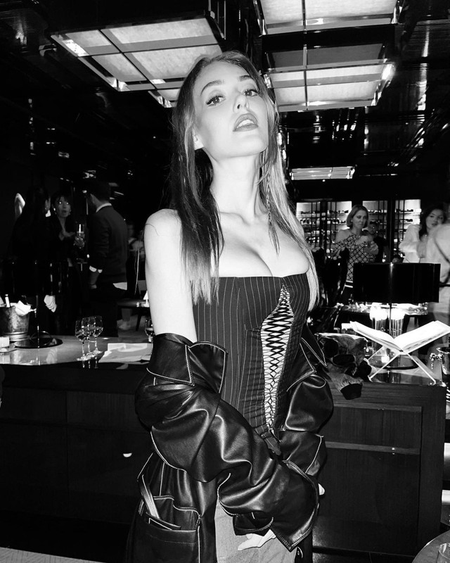 Dilan Çiçek Deniz göğüs dekoltesiyle yürek hoplattı! Kıyafeti olay oldu: "Gözlerim kanadı" - Resim: 3